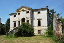 Villa Forni Cerato a Montecchio Precalcino, vino a Montecchio Maggiore, Vicenza. Venne progettata per Girolamo Forni, agiato mercante di legnami, pittore e collezionista di antichità ...