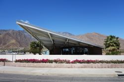 Villa particolare lungo le strade del centro di Palm Springs in California.