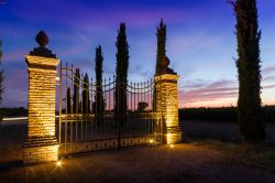 Villa signorile a Scarlino di Grosseto, fotografata al tramonto, in Toscana - © Paolo Querci / Shutterstock.com