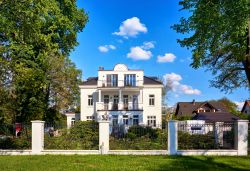 Una villa signorile sulla passeggiata di Zippendorf, lago di Schwerin (Meclemburgo-Pomerania), Germania  - © DR pics / Shutterstock.com