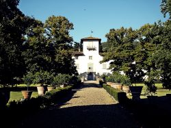 Villa Strozzi a Bagnolo di Montemurlo in Toscana  - © Massimilianogalardi, CC BY-SA 3.0, Wikipedia