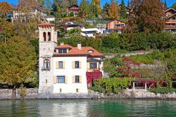 Sono molti gli edifici storici significativi affacciati sulle acque del Lago di Thun, nel borgo di Oberhofen, in Svizzera - © 198457988 / Shutterstock.com