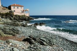 Villa sulla spiaggia a Erbalunga, Corsica, Francia. Un incantevole scorcio panoramico di questo piccolo villaggio di pescatori che si protende sul mare.
