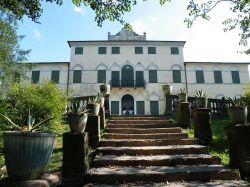 Villa Varda di Brugnera, siamo in Friuli, sul fiume Livenza - © Raimondo Perrina, CC BY-SA 3.0, Wikipedia