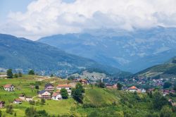 Villaggi nei pressi di Plav, Montenegro. A incorniciare questo territorio in cui sorgono villaggi e borghi antichi sono montagne e panorami naturali ancora selvaggi.



