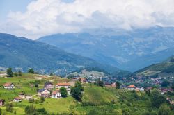 Villaggi nei pressi di Plav, Montenegro. A incorniciare questo territorio in cui sorgono villaggi e borghi antichi sono montagne e panorami naturali ancora selvaggi.



