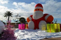 La grande statua di Babbo Natale all'interno del villaggio natalizio di Place De Gaulle. Alle spalle il lungomare di Ajaccio
