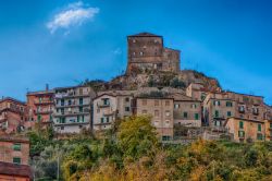 Il villaggio arroccato di Subiaco, con la fortezza dei Borgia, provincia di Viterbo, Lazio - © Mirek Nowaczyk / Shutterstock.com