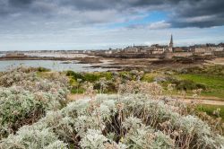 Panorama del villaggio costiero di Saint-Malo, Francia, in una giornata nuvolosa.  - © Oscity / Shutterstock.com