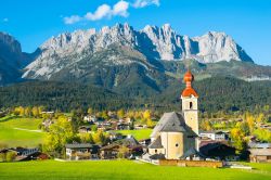 Il villaggio di Going am Wilden Kaiser con la chiesa di Heiliges Kreuz (Austria). L'edificio religioso è uno dei più belli in stile rococo del Tirolo.
