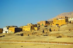 Il villaggio di Gurna, sulla sponda occidentale del Nilo, nei pressi di Luxor, è costruito sopra la necropoli dell'antica Tebe.
