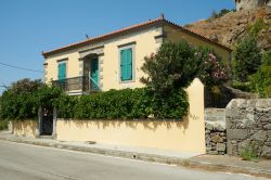 Villaggio di Kontias sull'isola di Lemnos, Grecia - Tradizionale architettura con cui sono costruite le abitazioni nel pittoresco villaggio di Kontias, nei pressi di Mirina, celebre proprio ...