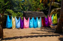 Capi stesi ad asciugare al sole in un villaggio dell'isola di Nosy Iranja, nel nord-ovest del Madagascar - foto © Paolo Bona / Shutterstock
