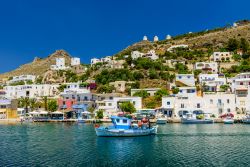 Il villaggio di pescatori di Pandeli sull'isola di Lero, Grecia. E' un tradizionale borgo greco con edifici bianchi e un suggestivo castello sulla cima della collina - © RAndrei ...