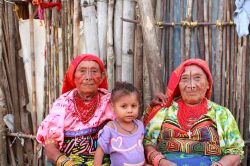 Il villaggio di Playa Chico a San Blas, Panama. Due generazioni di donne indigene kuna fotografate mentre vendono abiti e gioielli tradizionali ai turisti - © Nacho Such / Shutterstock.com ...