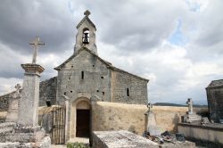 Villaggio di Saint-Pantaléon a sud di Gordes, Francia - Poco a sud di Gordes sorge un altro grazioso borgo abitato da meno di 200 persone: Saint-Pantaléon, situato nel dipartimento ...