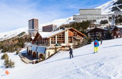 Villaggio Les Menuires a Val Thorens, Francia: questo resort dispone di 48 ristoranti, 39 impianti di risalita e 62 piste - © nikolpetr / Shutterstock.com