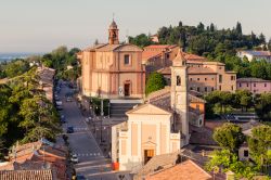 Villaggio medievale di Longiano, Emilia Romagna, Italia. Una bella veduta dall'alto di questo borgo situato sulle colline della Romagna, vicino a Cesena, con i suoi antichi edifici religiosi ...