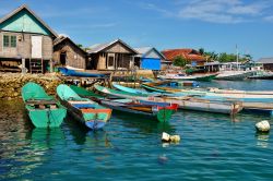Un villaggio di pescatori alle Togean Islands, Sulawesi Centrale, Indonesia. Le isole Togean si trovano in una zona vulcanica attiva e per questo alcune di loro sono disabitate - foto © ...