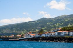 Una bella veduta del villaggio di Sao Roque, uno dei centri abitati più antichi delle Azzorre, che dispone di un porto commerciale e di uno passeggeri che collega l'isola di Pico ...