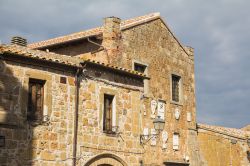 Villaggio storico di Sovana, Toscana. Particolare della costruzione con mattoni di tufo di una delle abitazioni di Sovana, centro abitato che sorge nel fondovalle fra le colline dell'Albegna ...