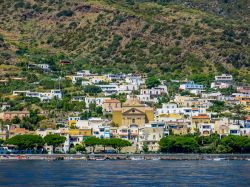 Villaggio sull'isola di Salina, Sicilia - Le caratteristiche case dell'isola si affacciano sul Mar Tirreno e impreziosiscono i pendii di Salina, uno dei più suggestivi territori ...