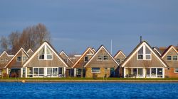 Villaggio turistico sul lago Sneekermeer a Terherne, Frisia, Olanda.
