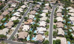 Ville con piscina in un sobborgo di Scottsdale, Arizona: siamo in una zona residenziale signorile fotografata dall'alto.
