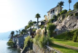 Ville lussose a Ascona, Svizzera. Considerata una vera e propria perla adagiata sulle sponde del Lago Maggiore, Ascona è un'esclusiva località turistica con uno straordinario ...
