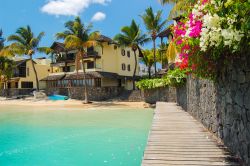 Ville nel villaggio di Grand Baie, Mauritius - Lussuose abitazioni tropicali sulla spiaggia di Grand Baie a Mauritius: si affacciano direttamente sul mare limpido e cristallino offrendo scorci ...