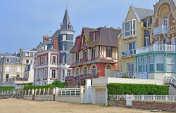 Ville storiche sulla spiaggia di Trouville-sur-Mer, lungo la costa della Normandia - © Pack-Shot / Shutterstock.com