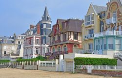 Ville storiche sulla spiaggia di Trouville-sur-Mer, lungo la costa della Normandia - © Pack-Shot / Shutterstock.com