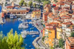 Villefranche-sur-Mer e il suo porticciolo sulla Costa Azzurra, pochi km ad est di Nizza (Francia).