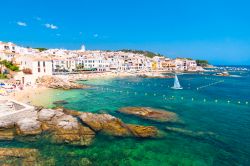 Calella de Palafrugell, tradizionale villaggio di pescatori e popolare destinazione turistica e di villeggiatura sulla Costa Brava, Catalogna, Spagna.

