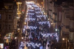 Vilnius, la capitale della Lituania, apre ogni anno la stagione delle feste con l’accensione dell’albero di Natale nella Piazza della Cattedrale. - © Saulius Ziura ...