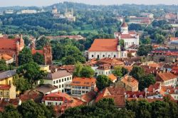 Vilnius vista dalla torre di Gedimino. A sinistra possiamo scorgere la chiesa ortodossa di Sant'Anna, sullo sfondo la chiesa di San Pietro e Paolo