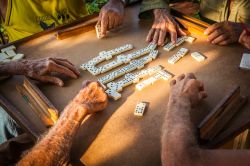 Viñales: uomini che giocano a domino, uno dei passatempi più popolari a Cuba.