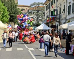 Mercato a Vinci durante i festeggiamenti di Leonardo, l'illustre concittadino - © Scandphoto / Shutterstock.com