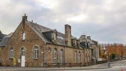 Vire, Normandia: uno scorcio del Museo Civico in una giornata nuvolosa. Al suo interno vi sono collezioni di costumi, mobili e oggetti di artigianato - © AnnDcs / Shutterstock.com