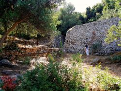 Visita ai resti del Castello di Acquafredda a Siliqua in Sardegna - © Alice Vacca / Shutterstock.com