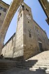 Visita al borgo di Montecassiano: un arco e gli edifici medievali del centro