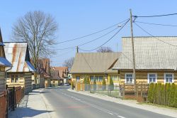 Visita al centro di Chocholow in Polonia con le sue tipiche case in legno - © Pecold / Shutterstock.com