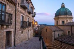 Visita al centro storico del borgo di Gangi in Sicilia - © jackbolla / Shutterstock.com