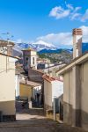 Visita al centro storico del piccolo borgo di Villalago in Abruzzo