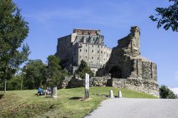 Visita alla Sacra di San Michele, il santuario di Sant'Ambrogio di Torino ispirò Umberto Eco per ikl suo celebre romanzo, il Nome della Rosa. - © Joaquin Ossorio Castillo / Shutterstock.com ...