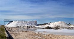 Visita alla Salina di Margherita di Savoia in Puglia: i cumuli di sale marino estratti dalle vasche di evaporazione