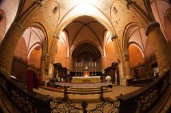 Visita all'interno dell'Abbazia di Santa Maria a Morimondo, Lombardia - © Cesare Andrea Ferrari / Shutterstock.com