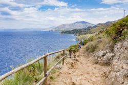 Visitare a piedi la Riserva dello Zingaro: il sentiero costiero in direzione di Scopello (Sicilia).
