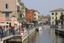 visitare il borgo di Lazise in Veneto - © Volker Rauch / Shutterstock.com