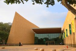 Visitatori all'ingresso del National Museum dell'Arabia Saudita a Riyadh. Questo edificio fa parte del centro storico del re Abdulaziz, fondatore e primo sovrano del moderno regno dell'Arabia ...